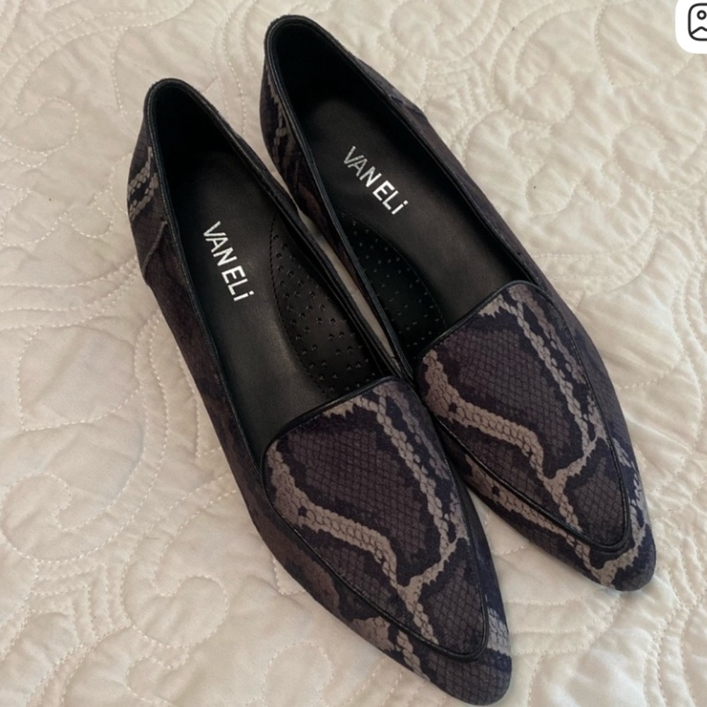 Vaneli Womens Kelvin
Black Gray Snake Print Velvet Loafers Moccasins Flats shoes